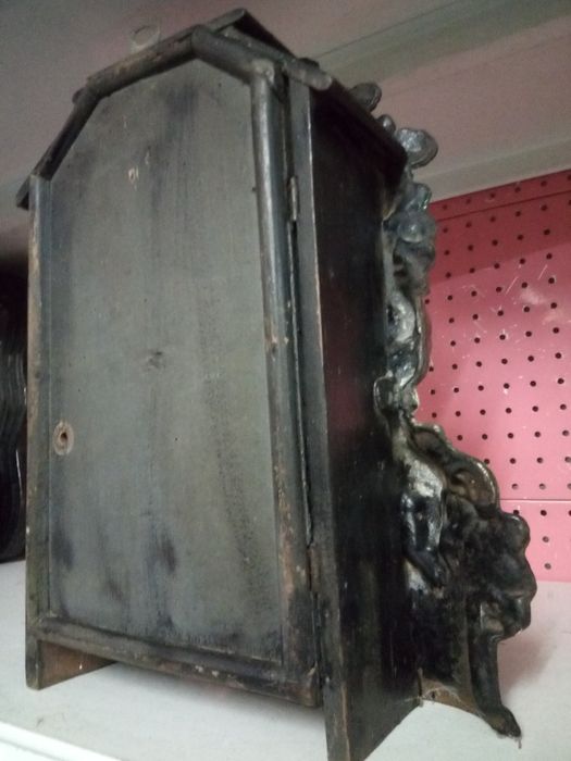 Fantástica antiga caixa de relógio com frente em metal pintado-anjos