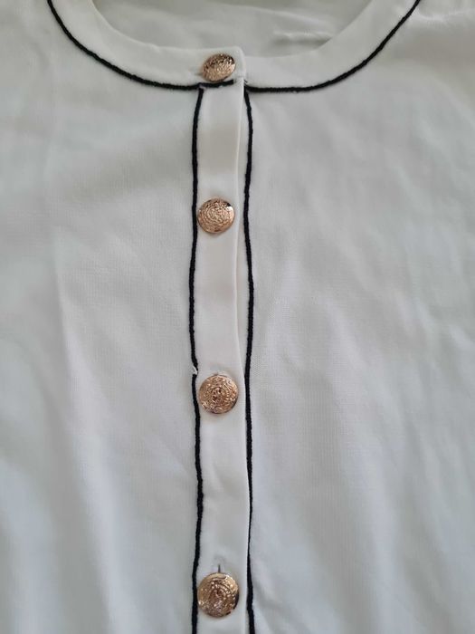 Biały sweterek Zara ze złotymi guzikami