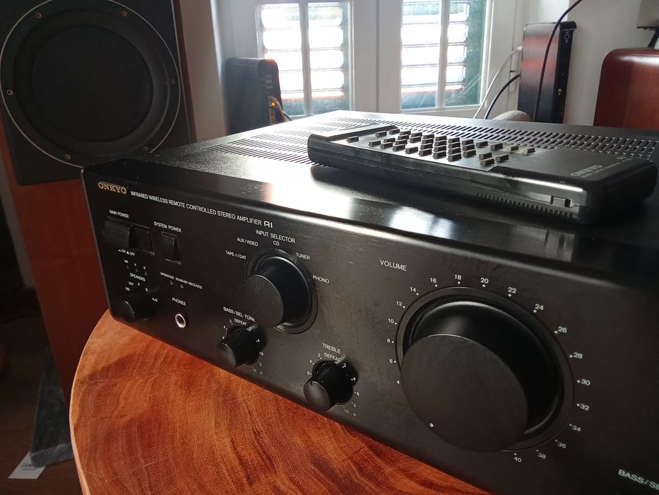 Amplificador Onkyo A-803 com comando