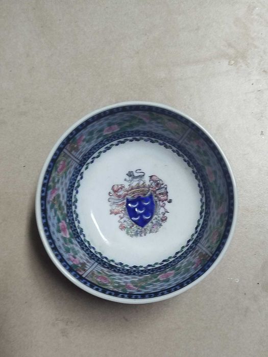 Taça muito antiga em louça