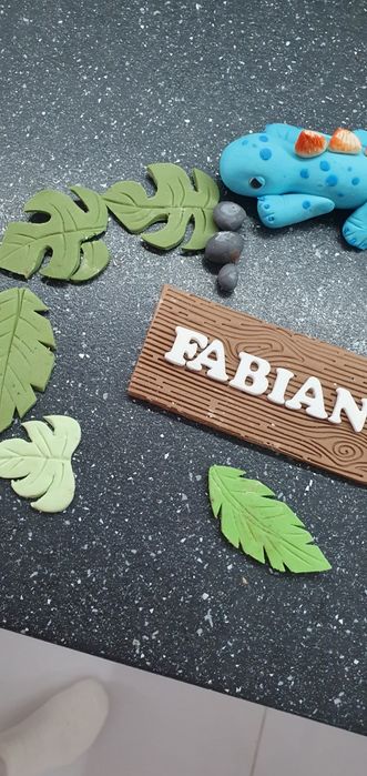 Dekoracja na tort figurki z masy cukrowe dinozaur liście