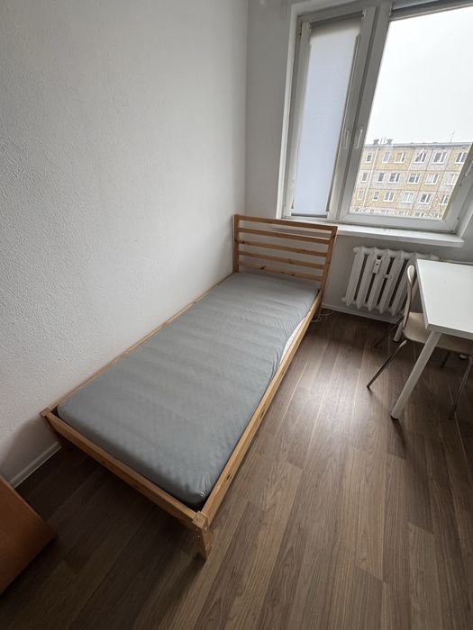 2 łózka pojedyncze z materacami