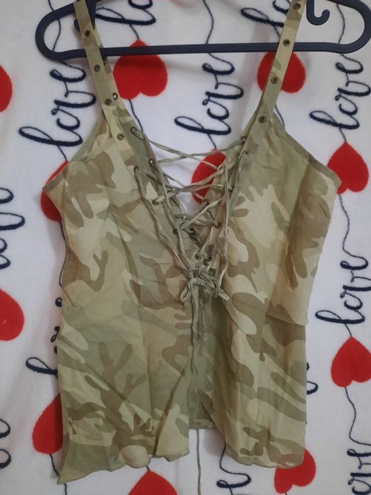 Blusa alças padrão camuflado