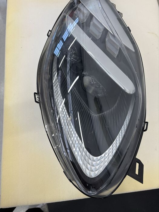 Farol frente Aston Martin