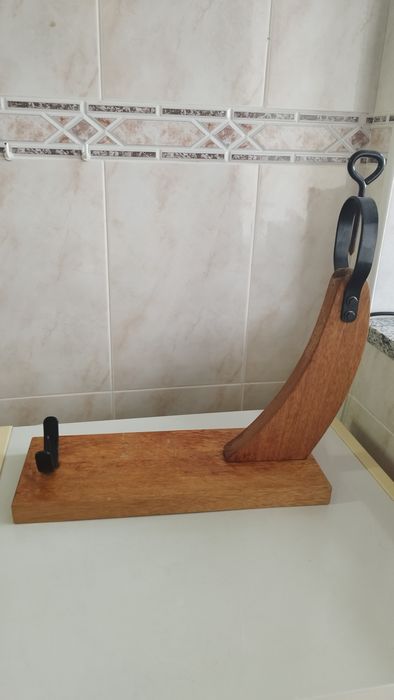 Suporte em madeira para cortar presunto