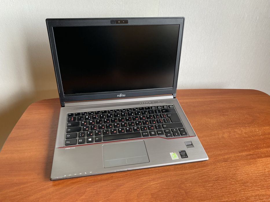 Fujitsu / Intel core i5-4300M 2.60 GHz. 4gb