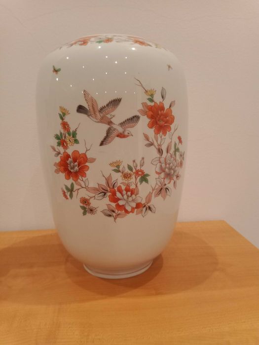 Vaso de porcelana da Vista Alegre, parte da coleção "Magnólia"