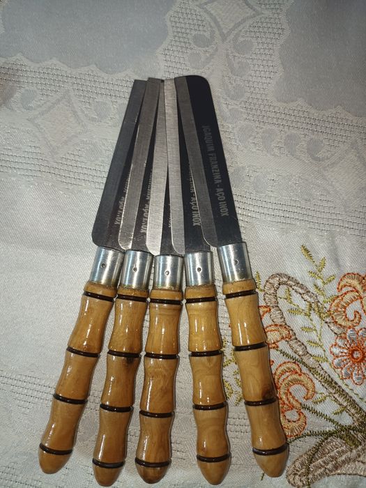 Talheres em aço inox com cabo em madeira