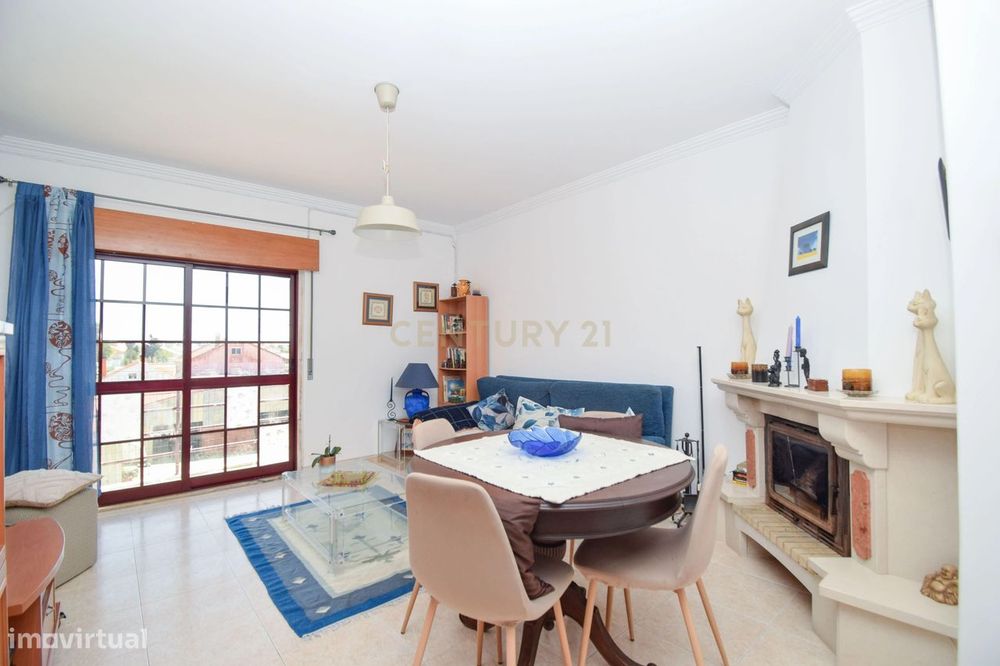 Apartamento T3, com 107 m² de área útil, estúdio musical com 40 m² e g