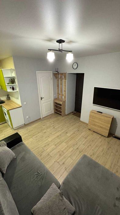 Продам 2  кімнатну квартиру з евроремонтом вул. Коксовая 16