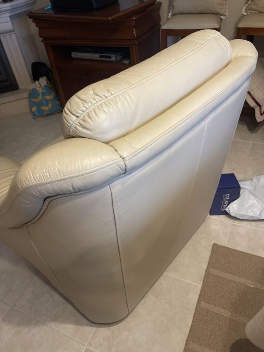 Sofa em pele bege