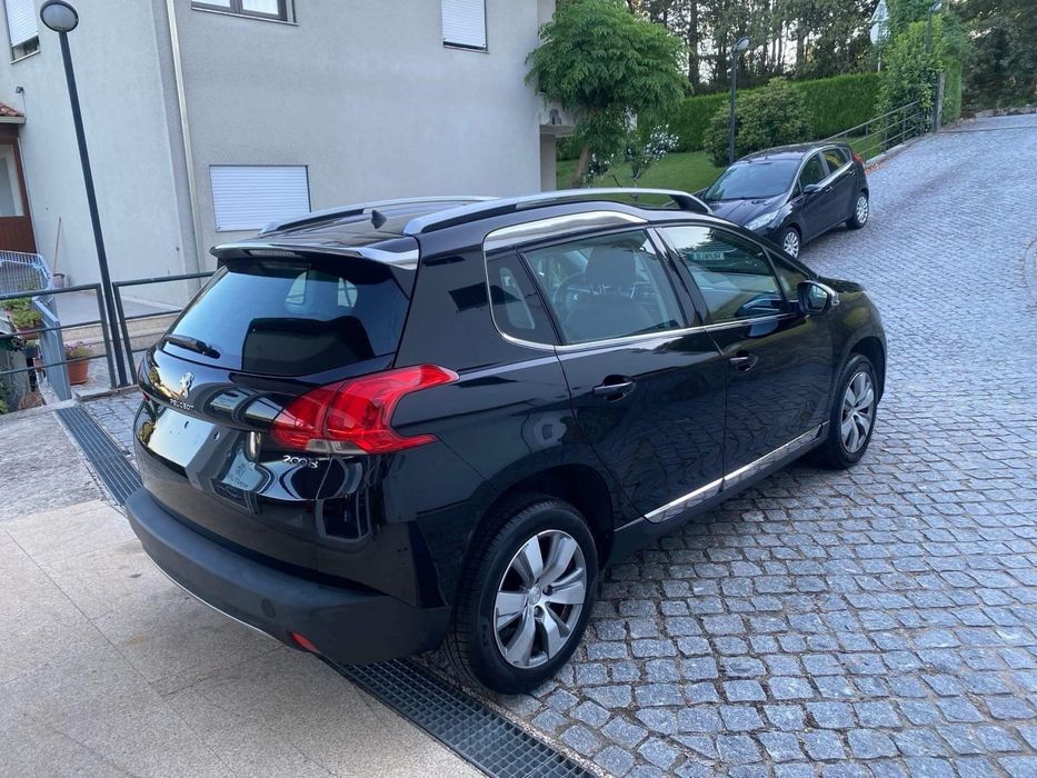 Peugeot 2008 1.2 VTi Allure (Pele + ecrã touch)