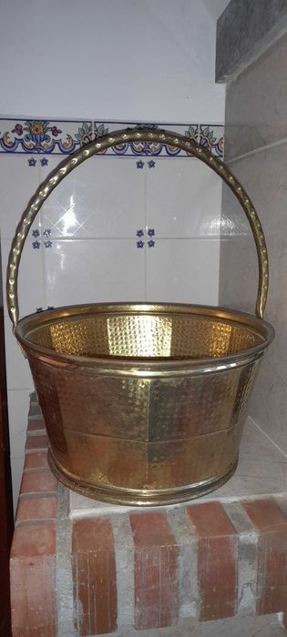 Cesta de latão martelado