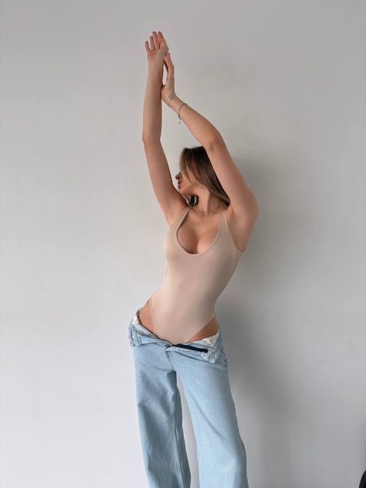 Моделюючий боді бежевого кольору