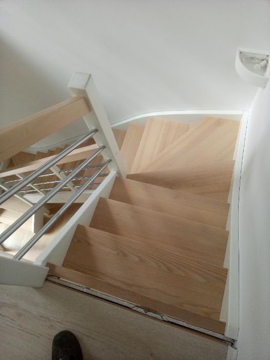 SCHODY JESIONOWE samonośne drewniane producent montaż jesion buk