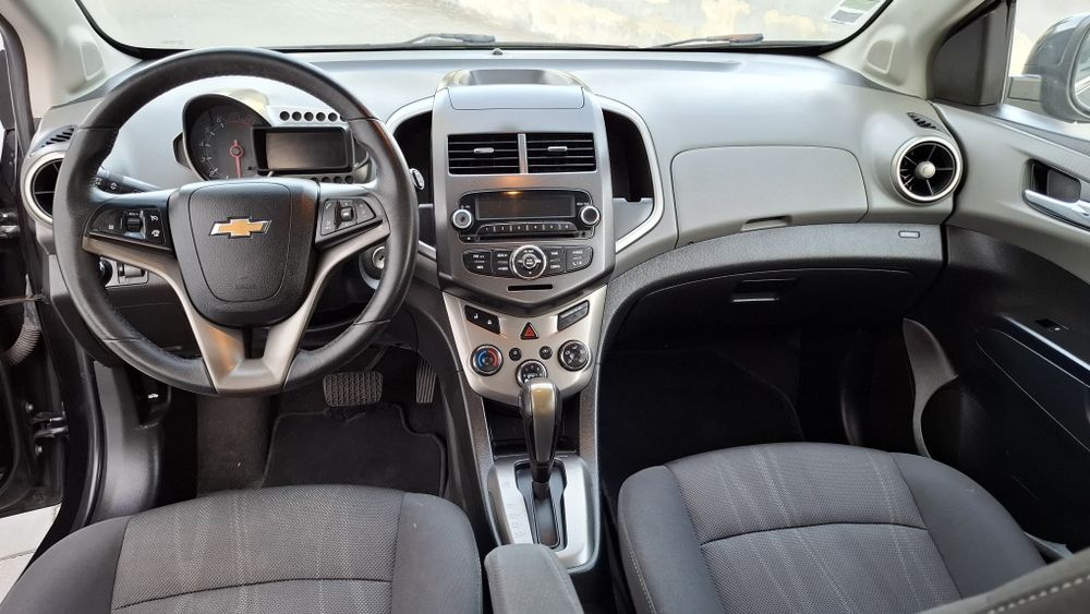 Chevrolet Aveo 1.4 16v automático 6 velocidades  2012