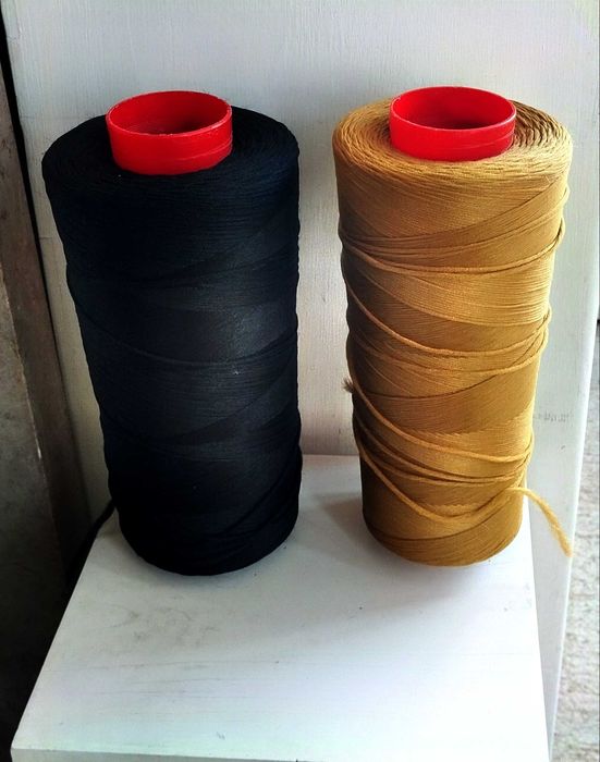 Retrosaria bobines fio acrílico preto e amarelo torrado