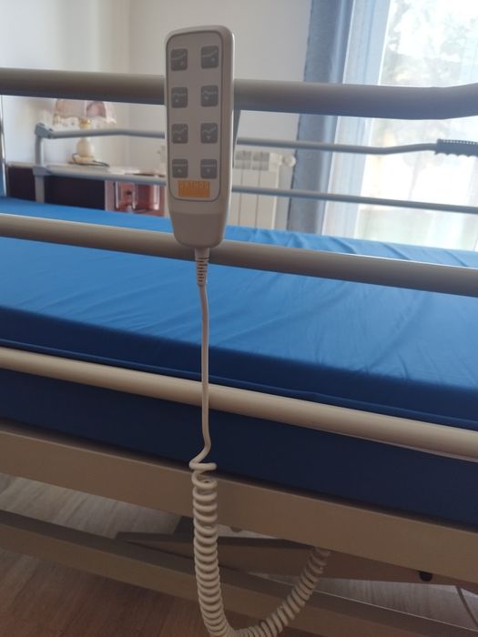 Cama articulada elétrica e elevatória com comando