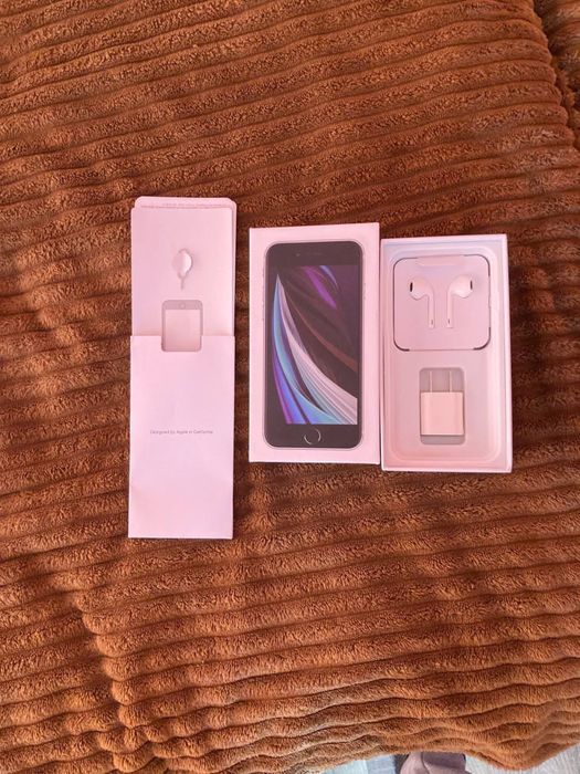 iPhone SE 2020 на 64 гб