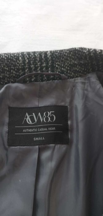 Elegancki płaszcz męski w kratę.