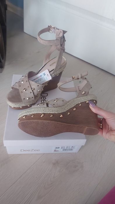 Sandały na koturnie