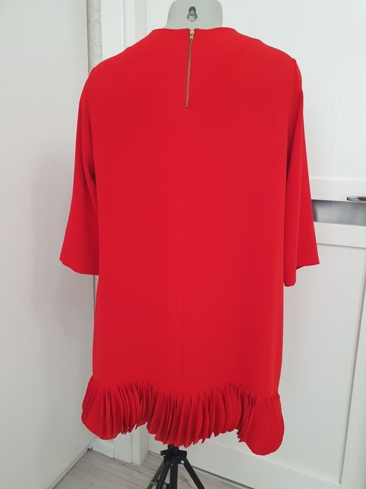 Червона сукня з плісованим низом. Розмір 42 (M-L).350грн.