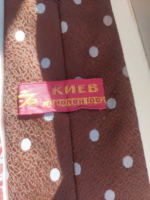 Нові краватки з бірками