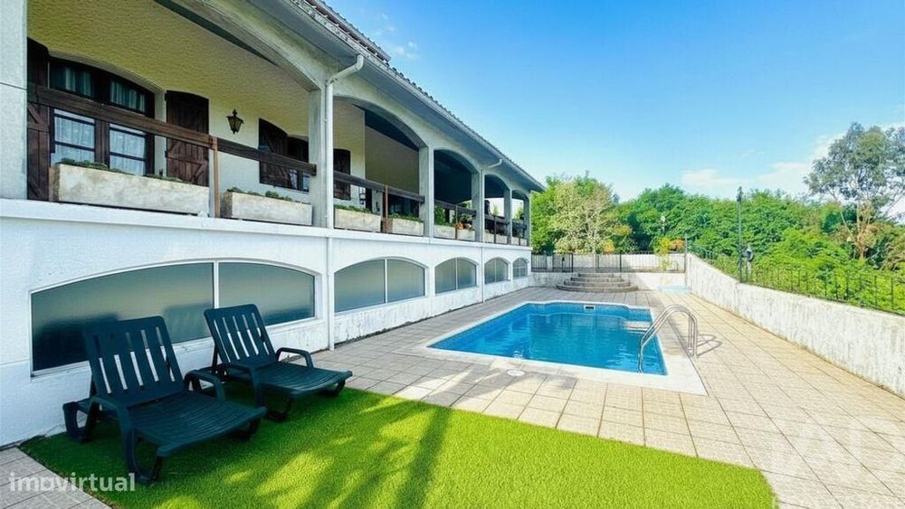 Moradia isolada T6 em Carvalhais e Candal de 261 m2