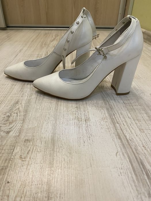 Шкіряні туфлі на каблуку білі