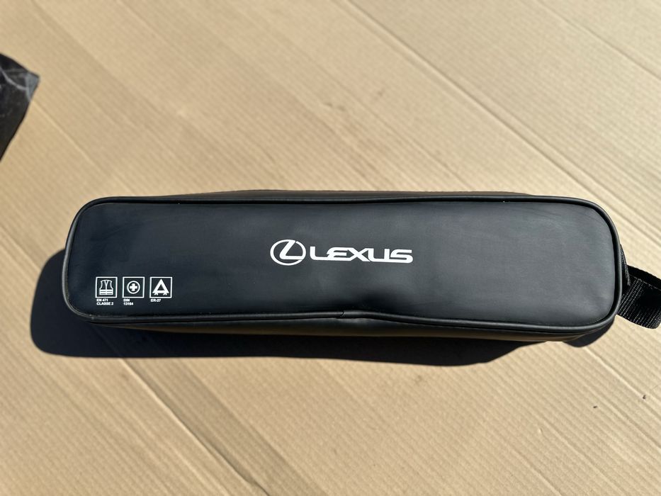 Аптечка,знак аварійної зупинки,жилетка Lexus rx,nx ,din13164