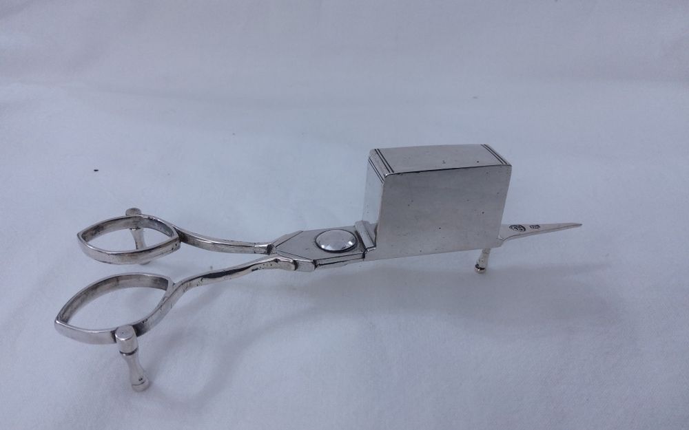 TESOURA de MORROES , do séc.  XVIII , em prata Guimarães Coroa