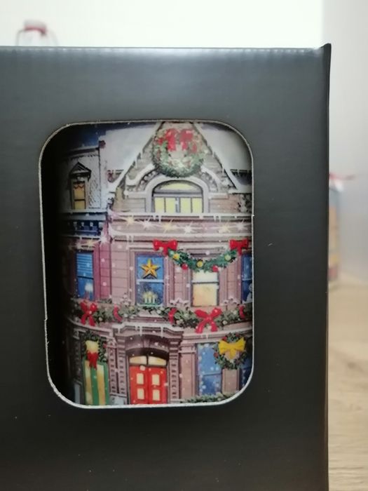 Kubek nowy z motywem świątecznym