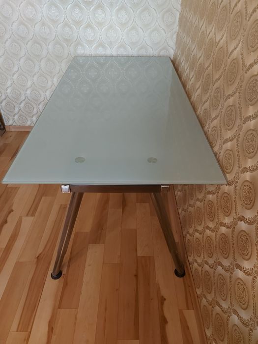 Большой современный стол