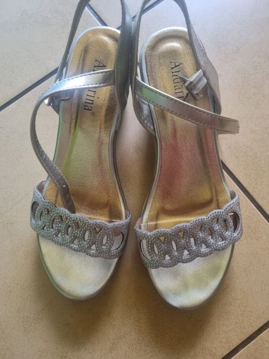 Piękne srebrne sandały