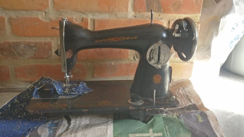 Головка швейної машини з регулятором вишивка