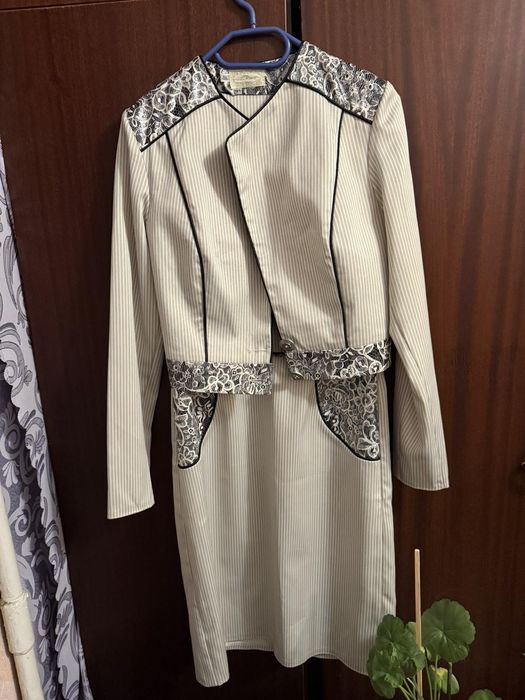 Продам женский костюм