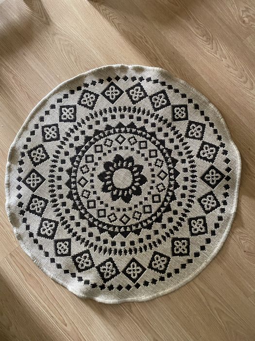 Tapete redondo bege e castanho