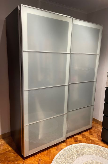 Roupeiro (portas deslizantes, fecho suave, vidro fosco)