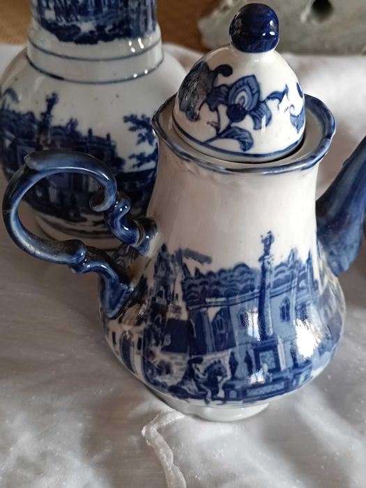 Bule e 2 Jarros de estilo Vitoriano