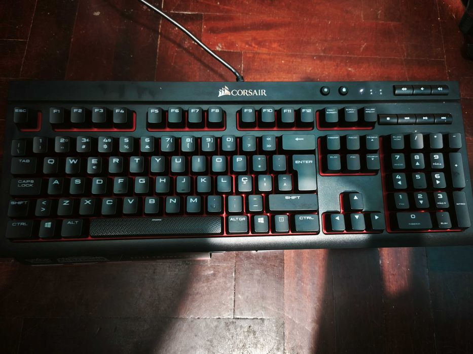 Teclado Mecânico Corsair K68 Cherry MX Red - Em ótimo estado