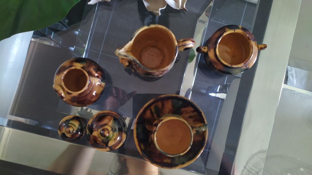 Conjunto muito antigo de louça