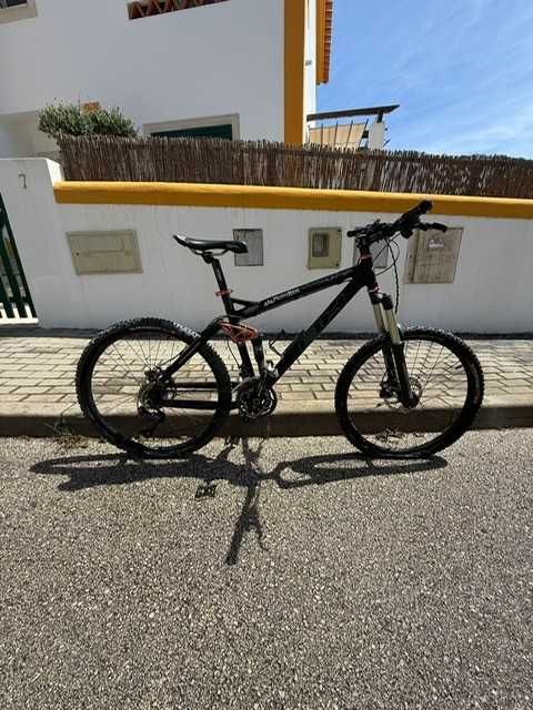 Bicicleta BH Trail Hunter BTT com suspensão total, roda 26, em bom estado