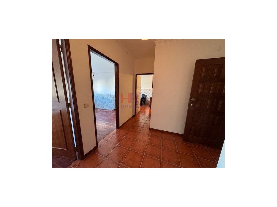 Apartamento T2 mobilado e equipado com garagem em Coimbra.