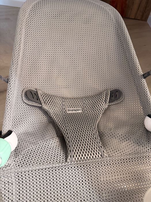 Bujaczek babybjorn z zabawką mesh szary