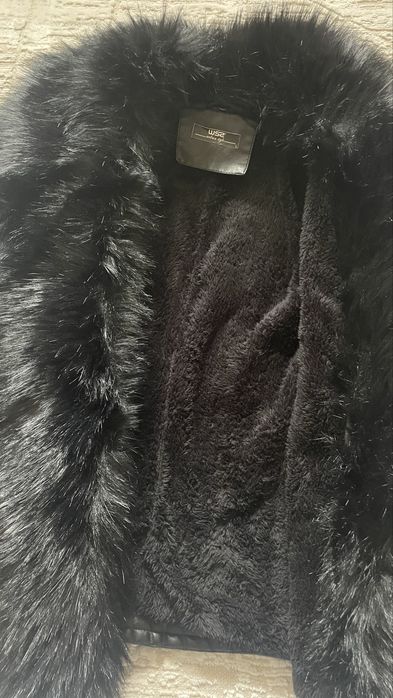 Casaco preto com gola