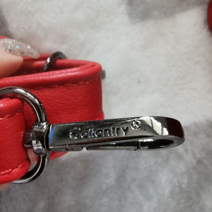 Czerwony kuferek Gallantry z brelokiem wisienką, pompony