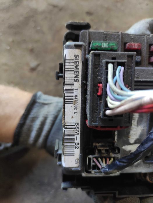 Блок запобіжників Citroen Berlingo 9643498980  Сітроен берлінго bsm b2