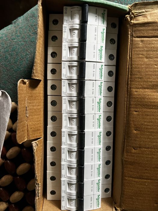 Автомати та кабеля різного розміру,шина для зєднання автоматів)