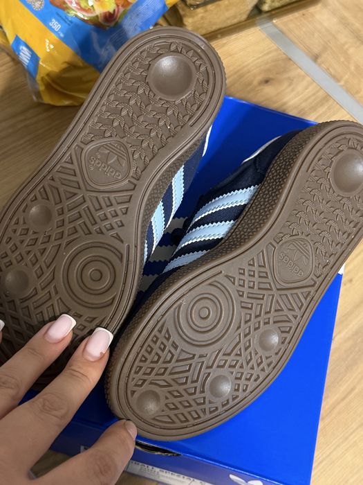 Продам детскую обувь Adidas