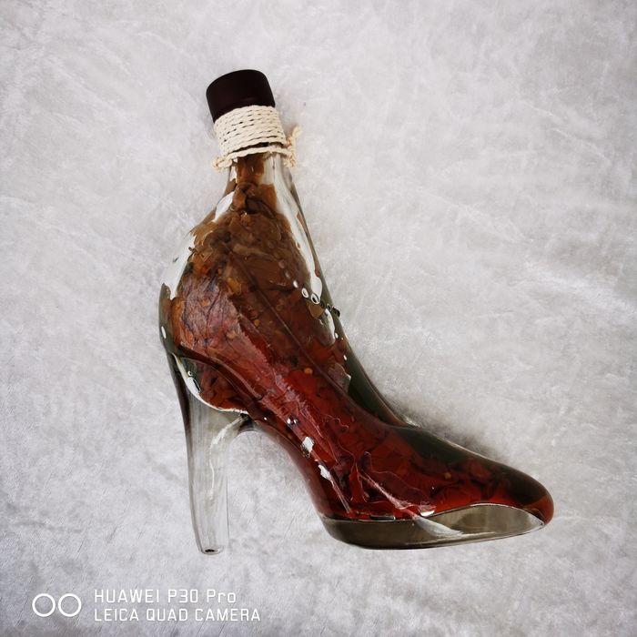 Винтажний стекляний сапог для вина